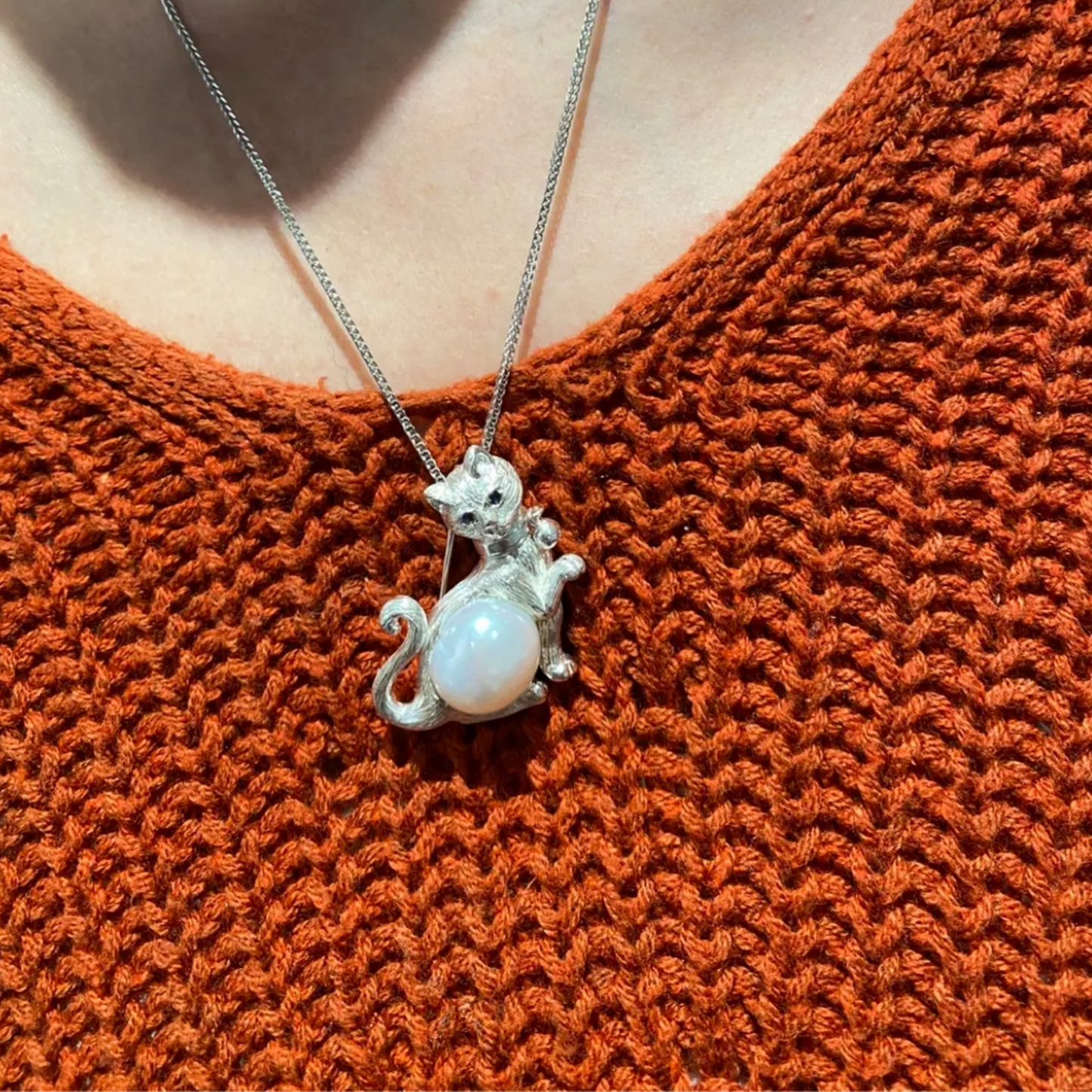 925 Silver Cat Pearl Brooch Pendant | Handmade Animal Jewelry | Sapphire Eyes Kitty Pin | Gift for Cat Lovers or Her