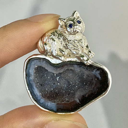 Cat Brooch Pendant in 925 Silver & Druzy Crystal | Handmade Jewelry with Sapphire Eyes | Gift for Cat Lovers