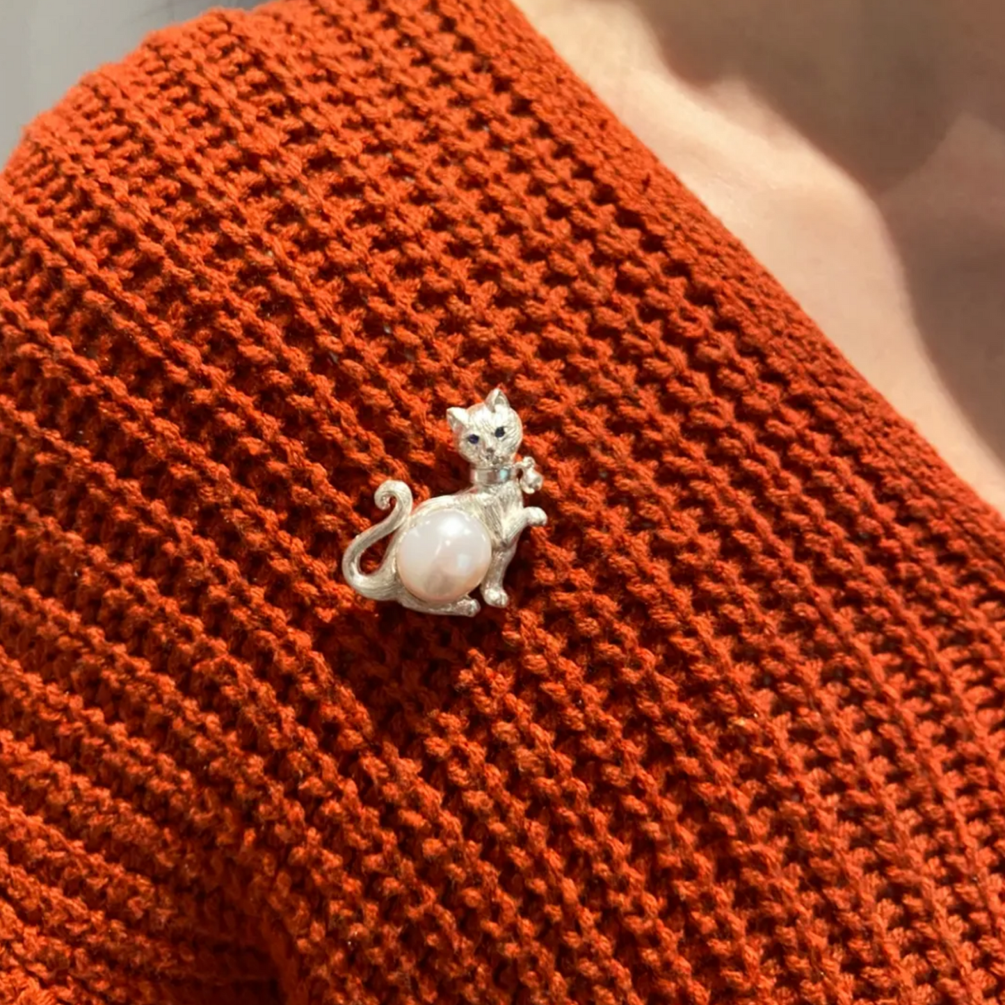 925 Silver Cat Pearl Brooch Pendant | Handmade Animal Jewelry | Sapphire Eyes Kitty Pin | Gift for Cat Lovers or Her