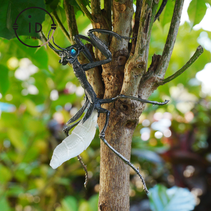 Gothic praying mantis figurine in 925 silver with white crystal and labradorite eyes, handmade insect sculpture, mystical decor piece