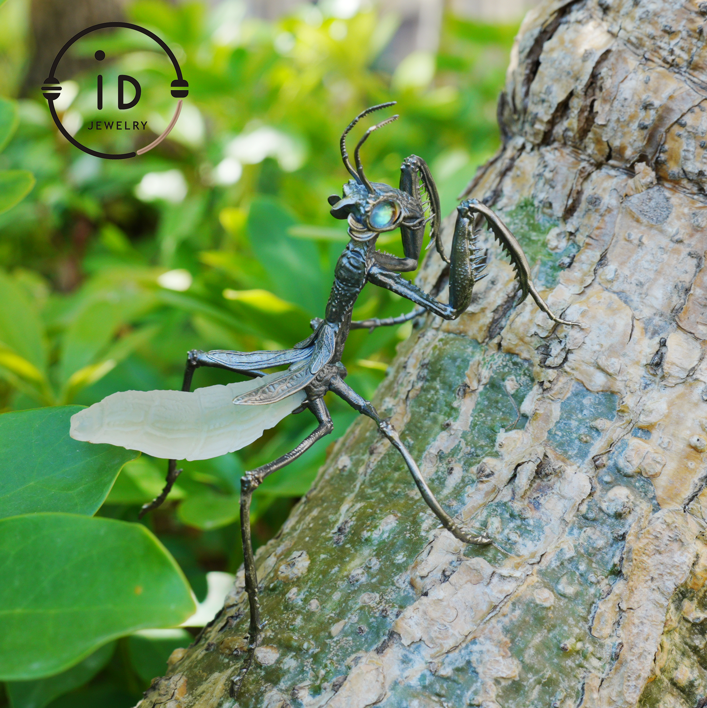 Gothic praying mantis figurine in 925 silver with white crystal and labradorite eyes, handmade insect sculpture, mystical decor piece