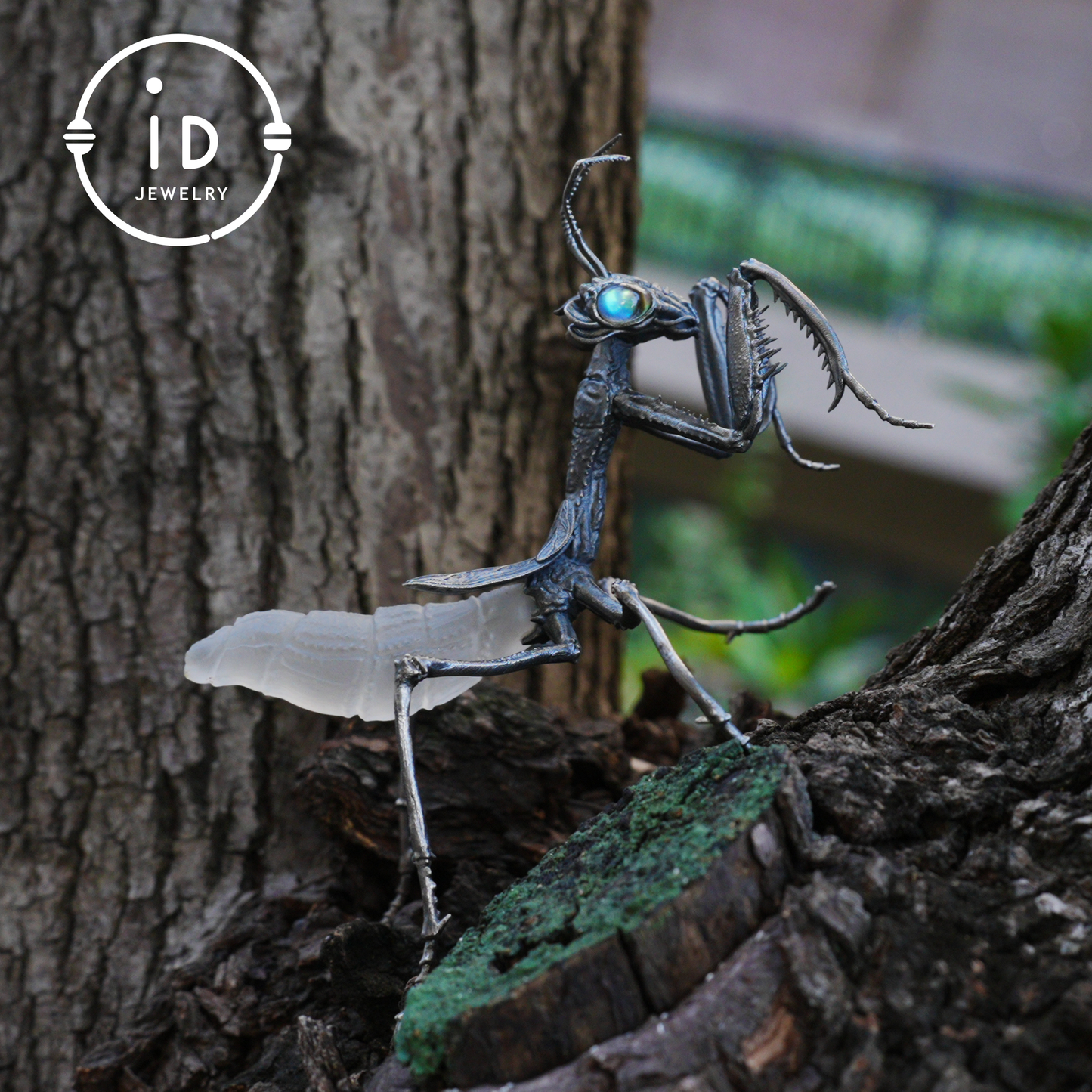 Gothic praying mantis figurine in 925 silver with white crystal and labradorite eyes, handmade insect sculpture, mystical decor piece