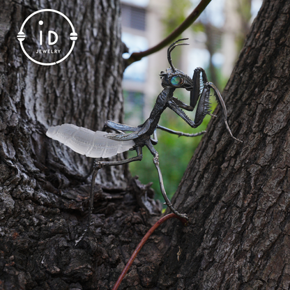 Gothic praying mantis figurine in 925 silver with white crystal and labradorite eyes, handmade insect sculpture, mystical decor piece