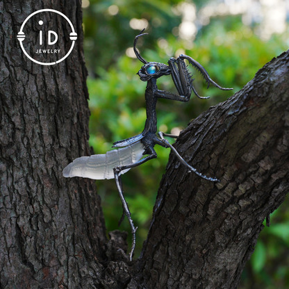 Gothic praying mantis figurine in 925 silver with white crystal and labradorite eyes, handmade insect sculpture, mystical decor piece