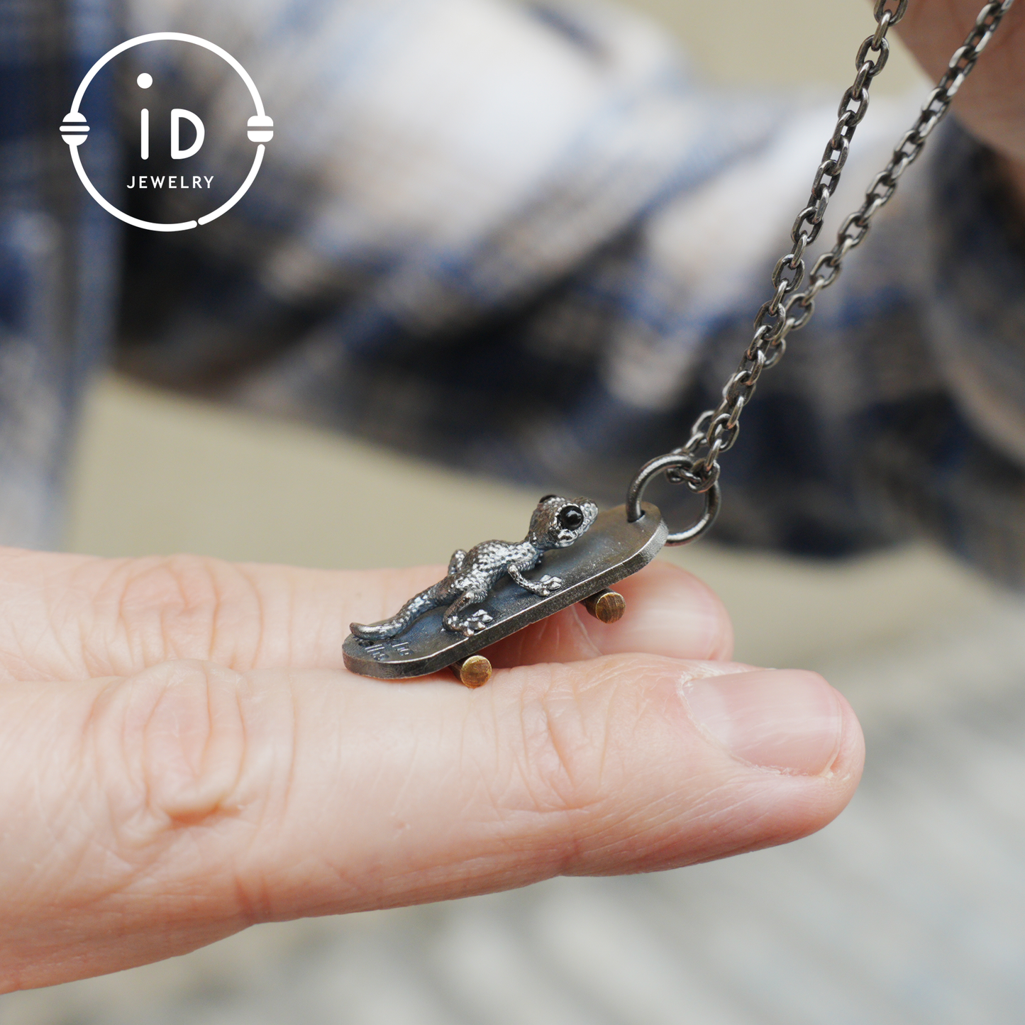 925 Silver Gecko Pendant with Black Onyx Eyes, Movable Wheels, Gothic Vintage Animal Necklace, Gift for Skater or Reptile Lover