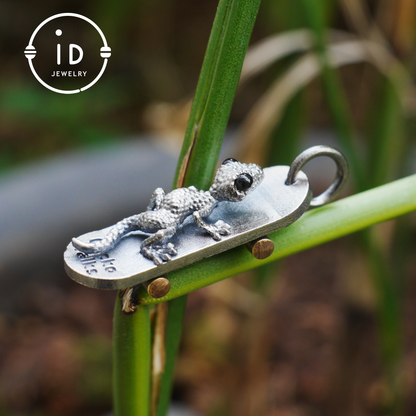 925 Silver Gecko Pendant with Black Onyx Eyes, Movable Wheels, Gothic Vintage Animal Necklace, Gift for Skater or Reptile Lover