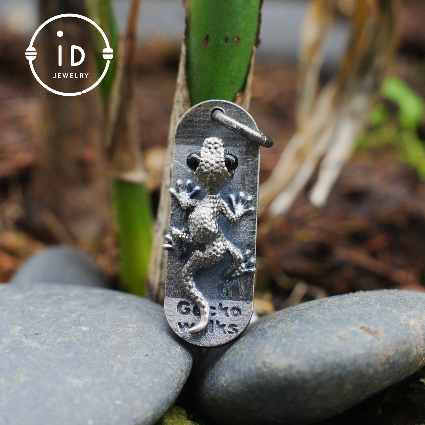 925 Silver Gecko Pendant with Black Onyx Eyes, Movable Wheels, Gothic Vintage Animal Necklace, Gift for Skater or Reptile Lover