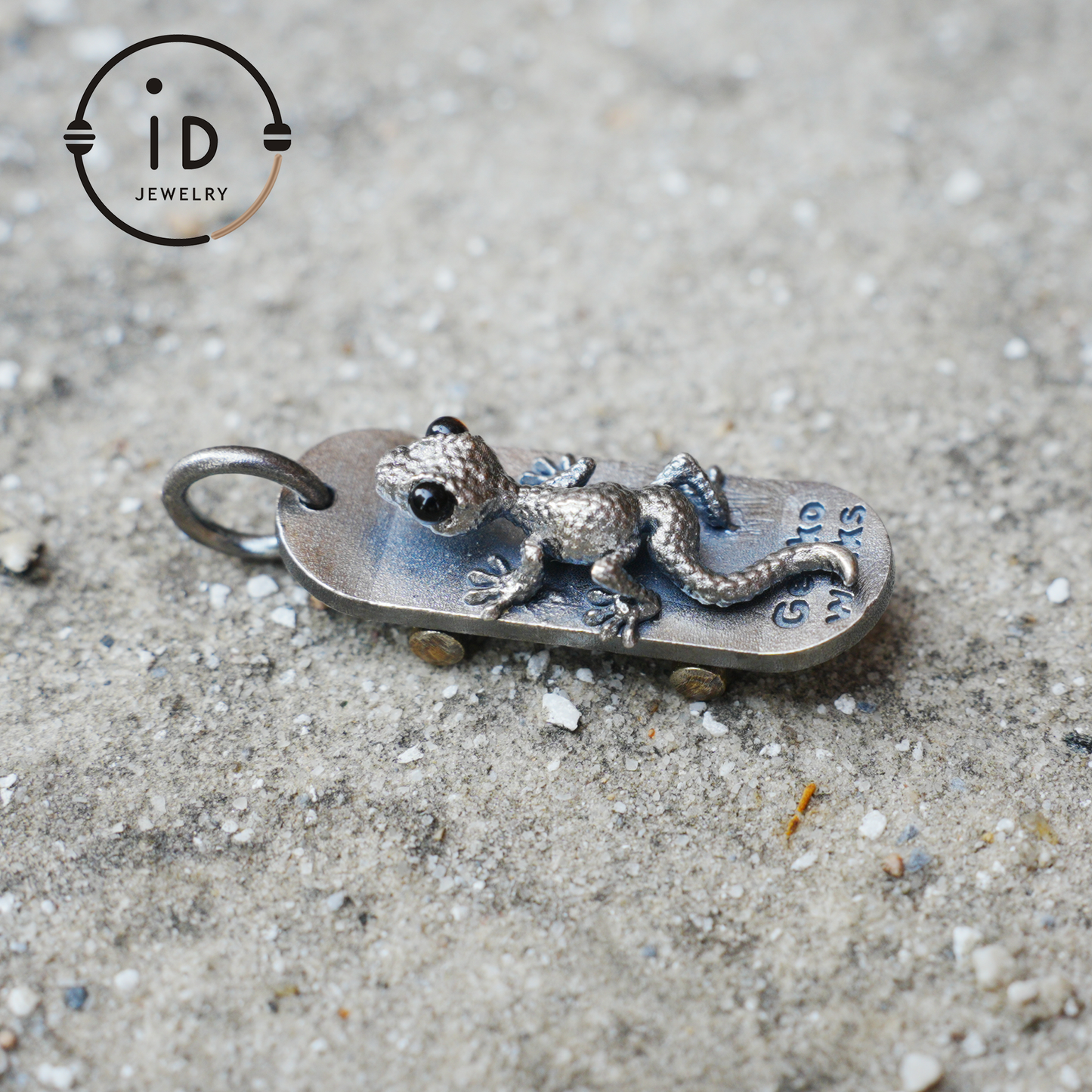 925 Silver Gecko Pendant with Black Onyx Eyes, Movable Wheels, Gothic Vintage Animal Necklace, Gift for Skater or Reptile Lover
