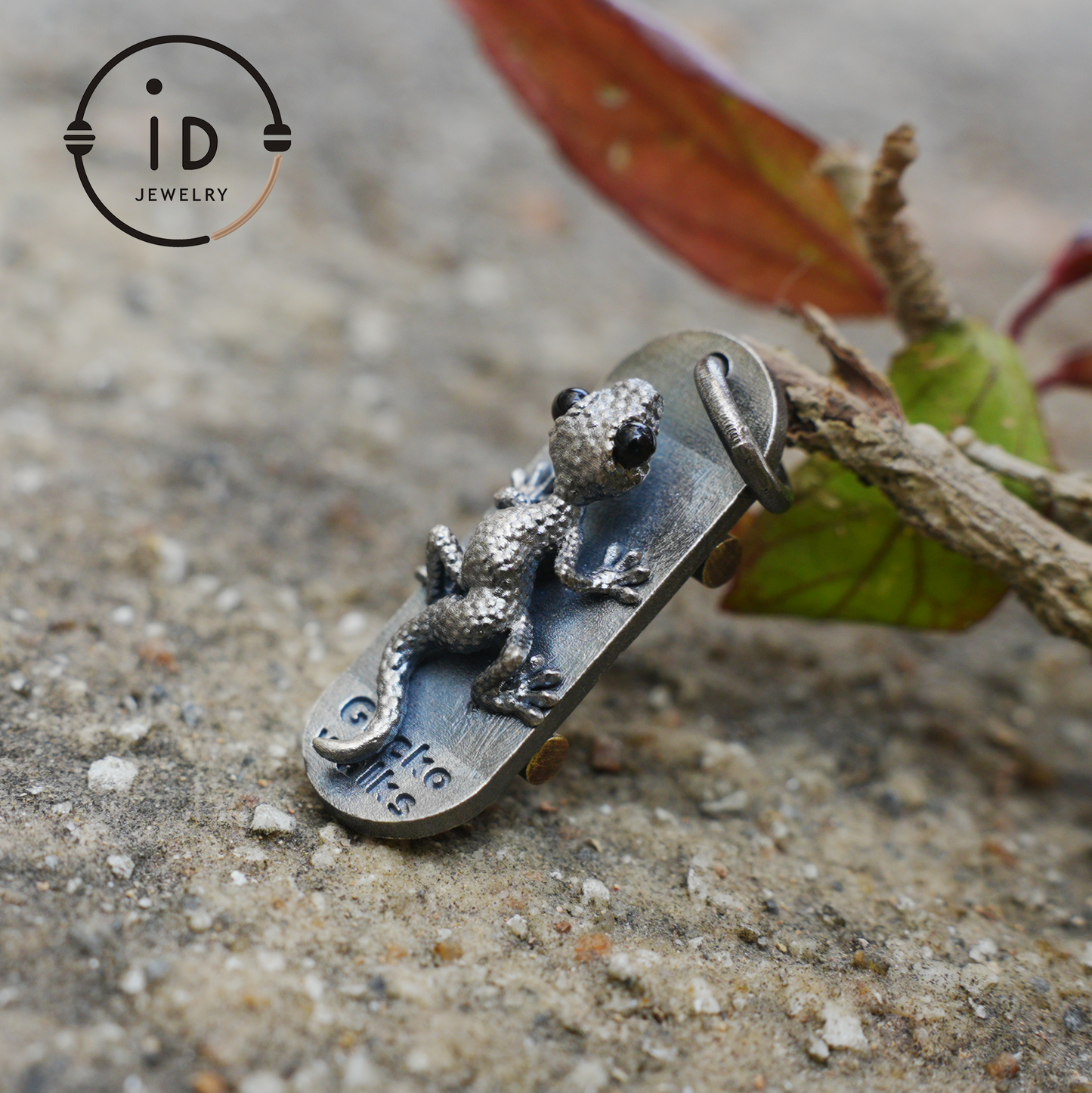 925 Silver Gecko Pendant with Black Onyx Eyes, Movable Wheels, Gothic Vintage Animal Necklace, Gift for Skater or Reptile Lover