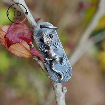 925 Silver Gecko Pendant with Black Onyx Eyes, Movable Wheels, Gothic Vintage Animal Necklace, Gift for Skater or Reptile Lover