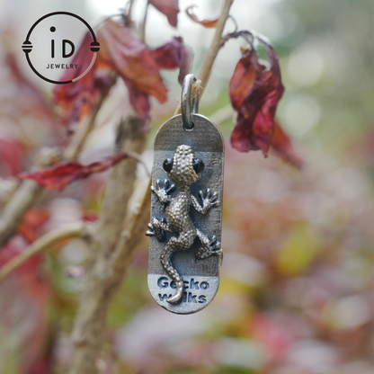 925 Silver Gecko Pendant with Black Onyx Eyes, Movable Wheels, Gothic Vintage Animal Necklace, Gift for Skater or Reptile Lover