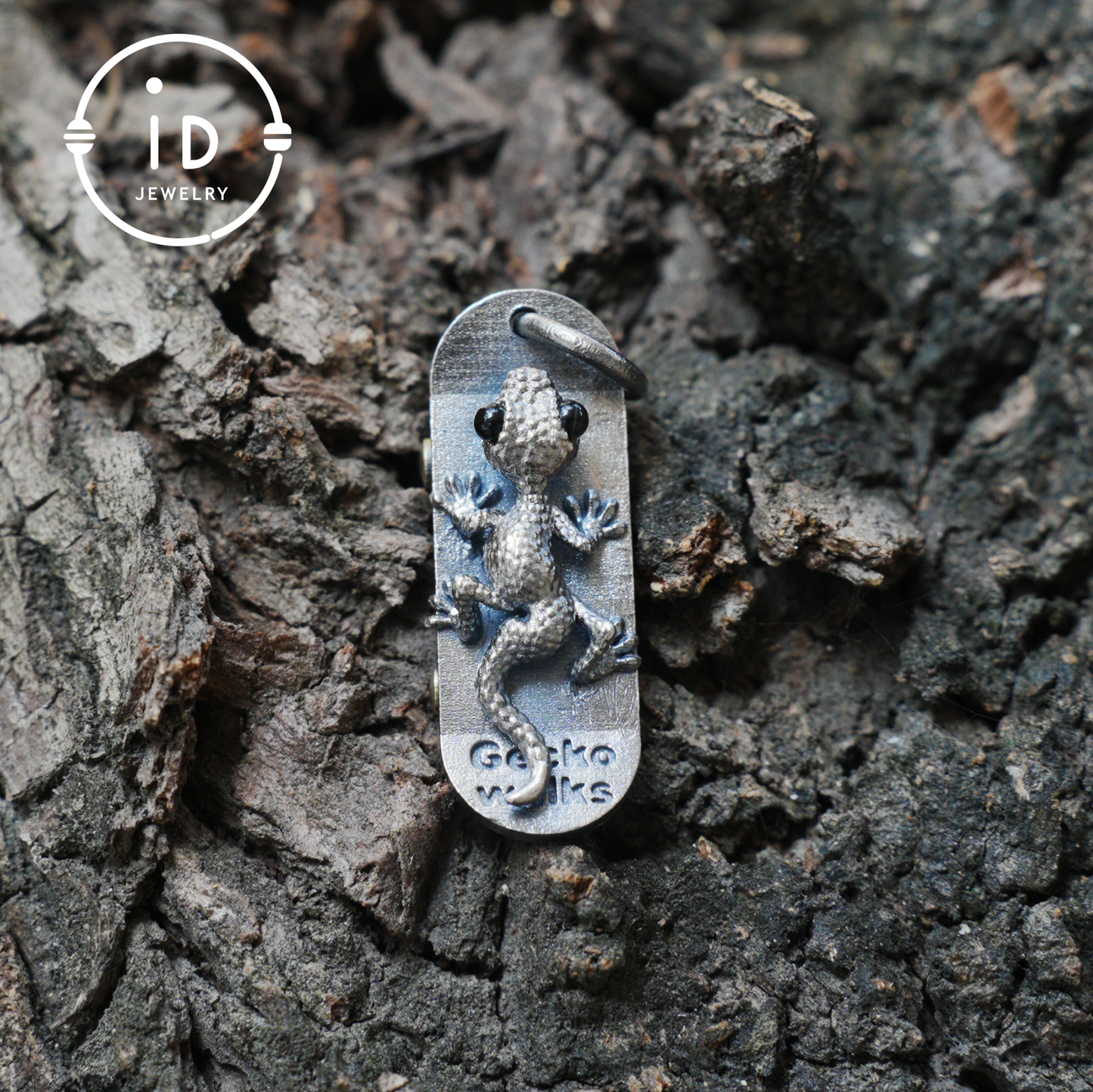 925 Silver Gecko Pendant with Black Onyx Eyes, Movable Wheels, Gothic Vintage Animal Necklace, Gift for Skater or Reptile Lover