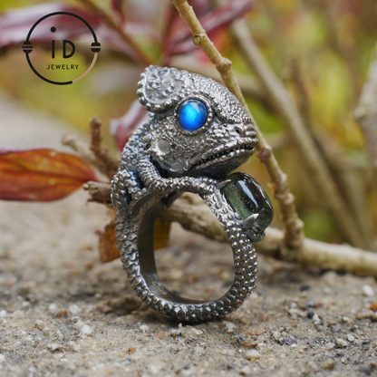Silver Lizard Ring in 925 Silver with Labradorite, Solid Statement Ring in Totem and Naturecore Style, Handmade Gift for Her